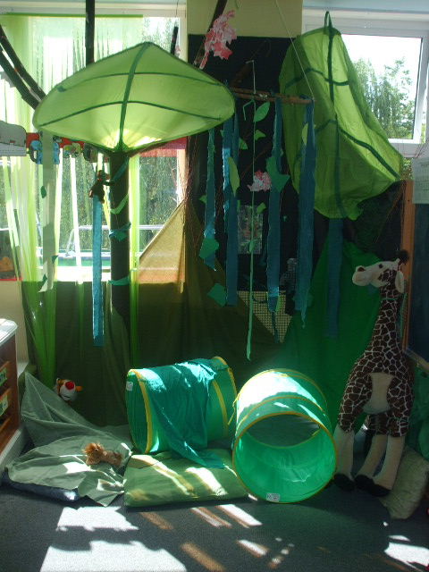 Jungle role-play area classroom display photo - Photo gallery - SparkleBox